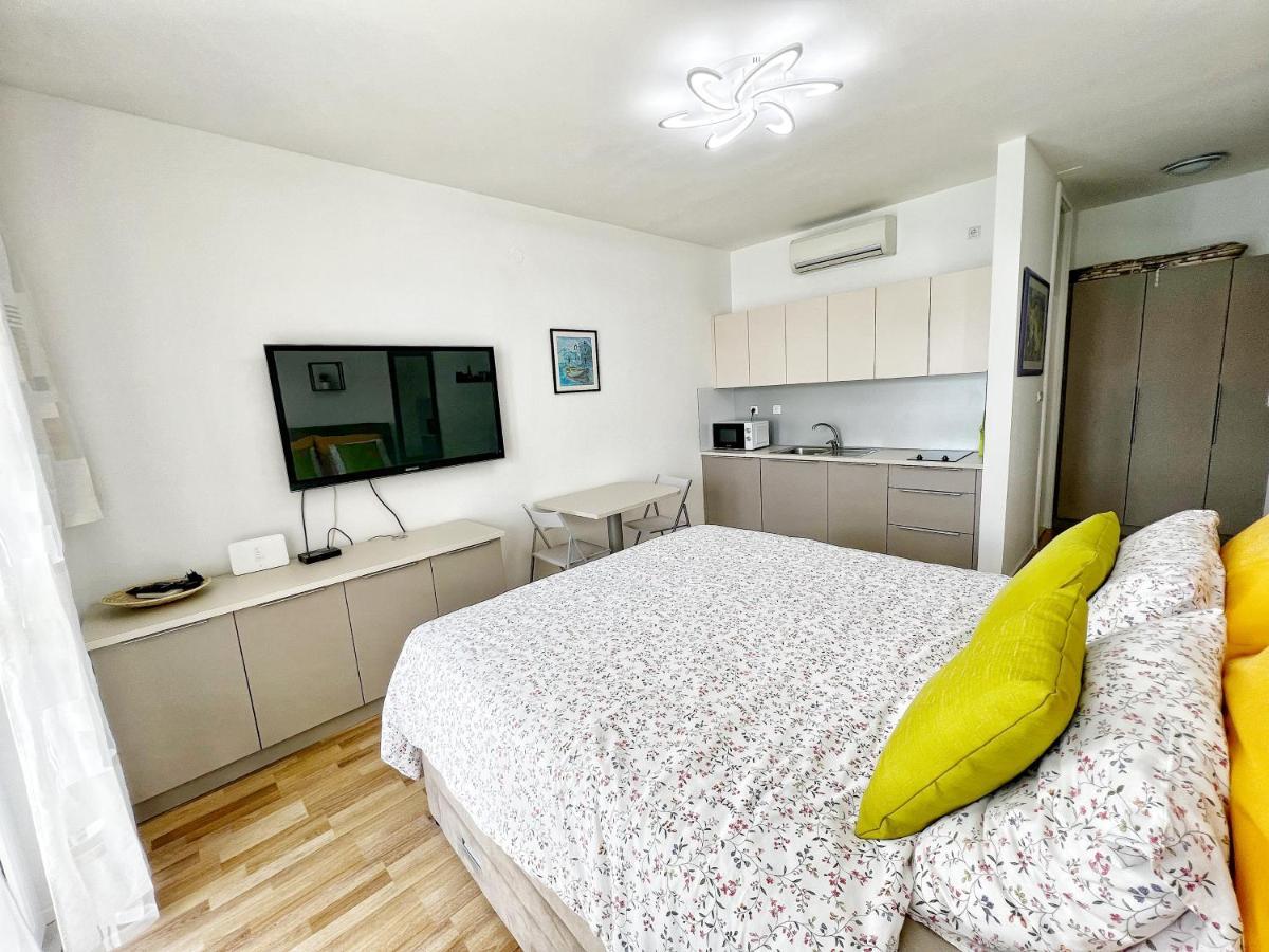 Studio Apartma Pag Blue Ocean 1 With Sea View Pag Town Buitenkant foto